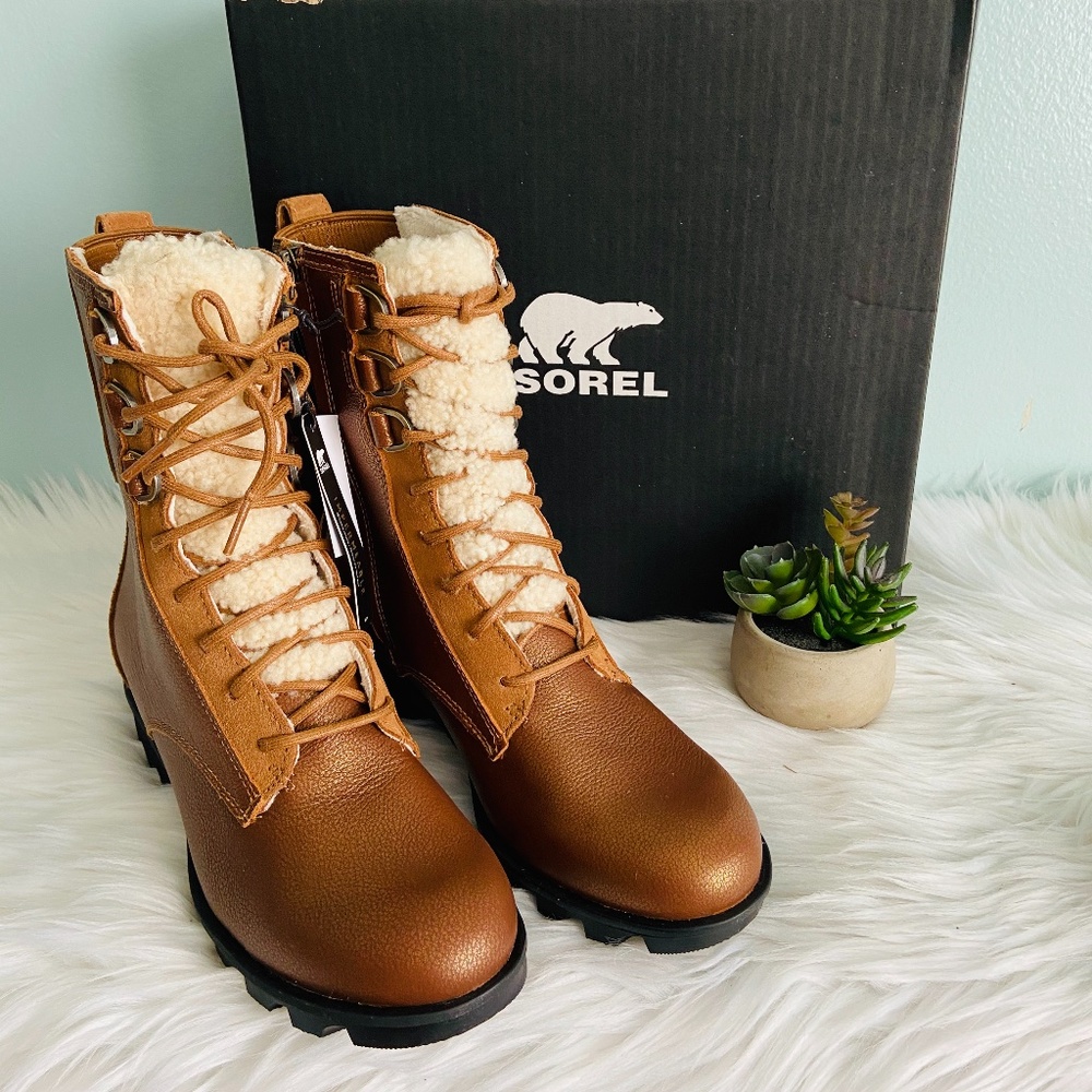 Sorel Phoenix Lace Shearling Boots / size 9